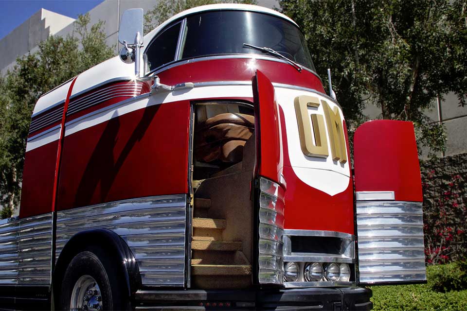 This 75 YearOld Futurliner Still Look Fantastically Futuristic Today!
