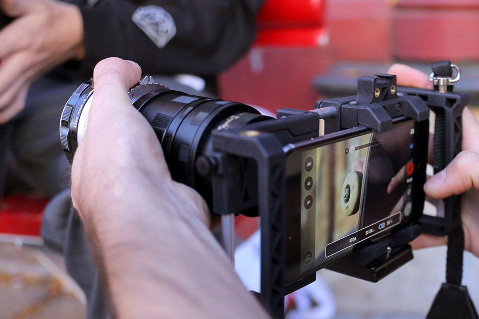 Beastgrip Turns Smartphone Into A Pro Camera With Multiple Accessories