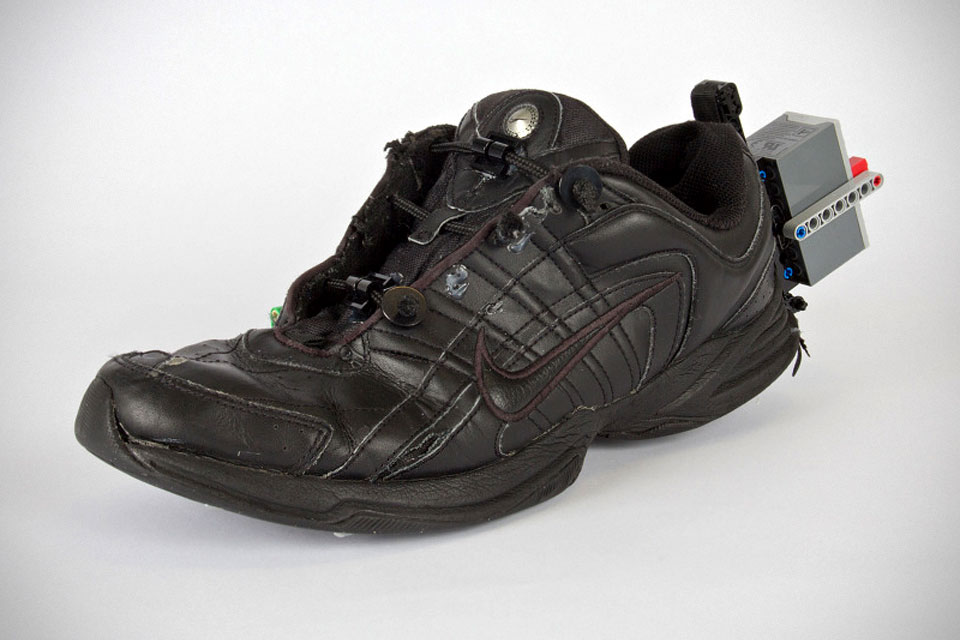 earl self lacing shoe