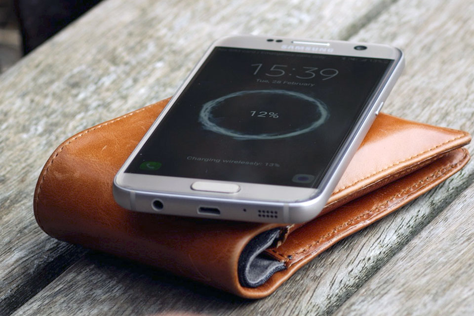 You Can Wirelessly Charge This Wallet That Wirelessly Charge Your Phone