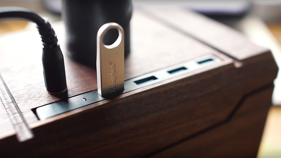 Any Messy Desk Is Worthy Of This DIY Mjölnir Headphone