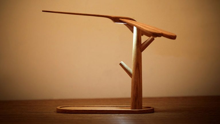 Meet The World’s First Auto-Balanced Lamp That Can 