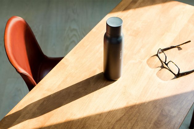 QUARTZ Bottle Purifies Water and Self-cleans