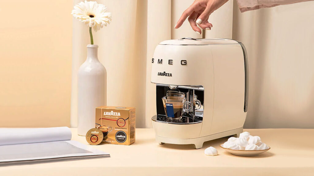 Lavazza A Modo Mio SMEG Coffee Machine