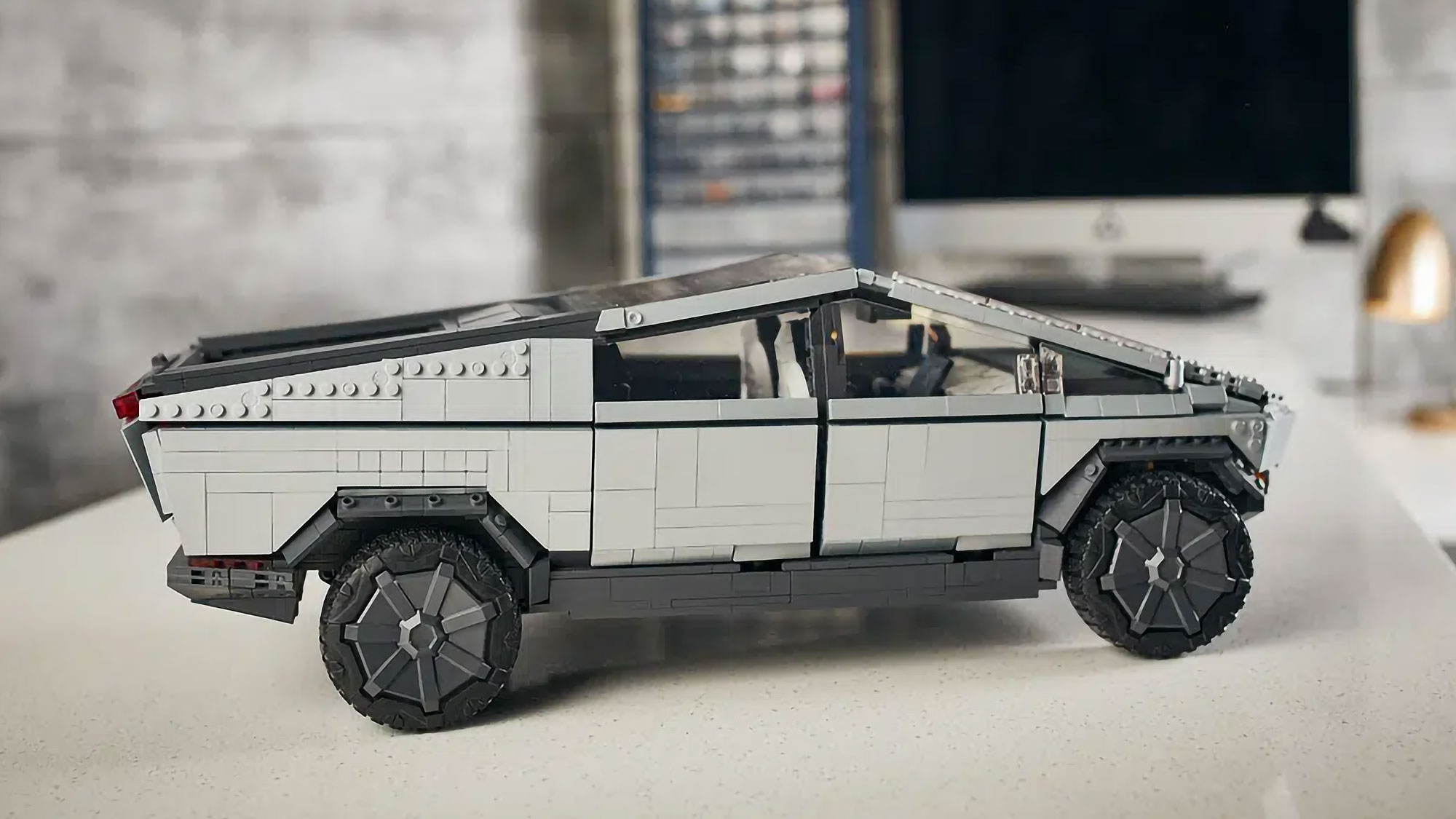 MEGA Construx Tesla Cybertruck Building Set