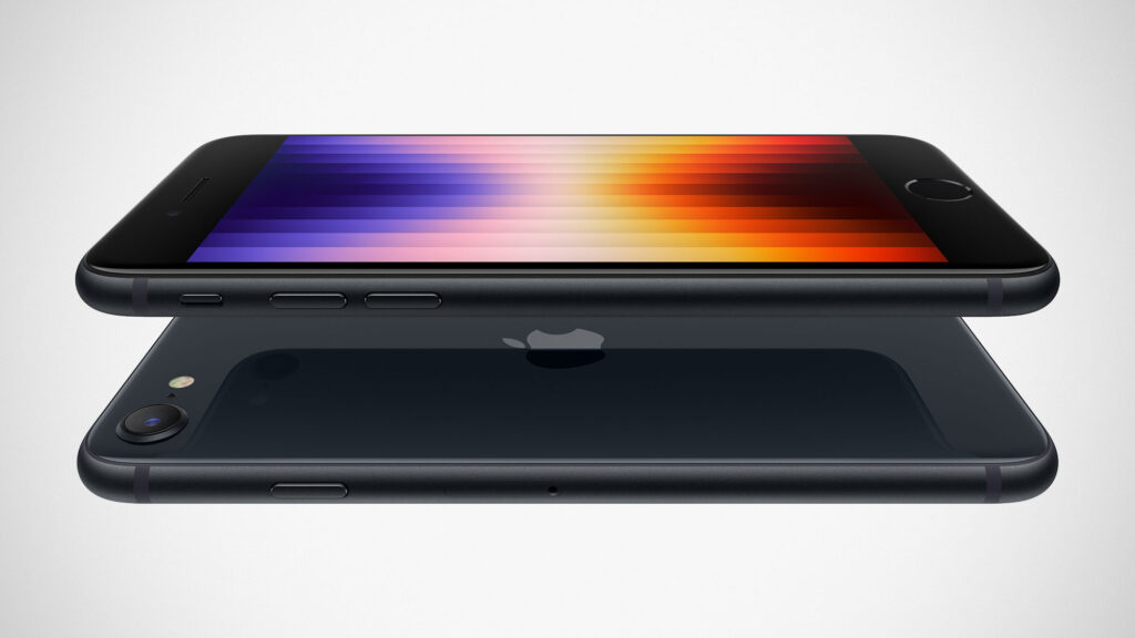 2022 Apple iPhone SE and Green iPhone 13