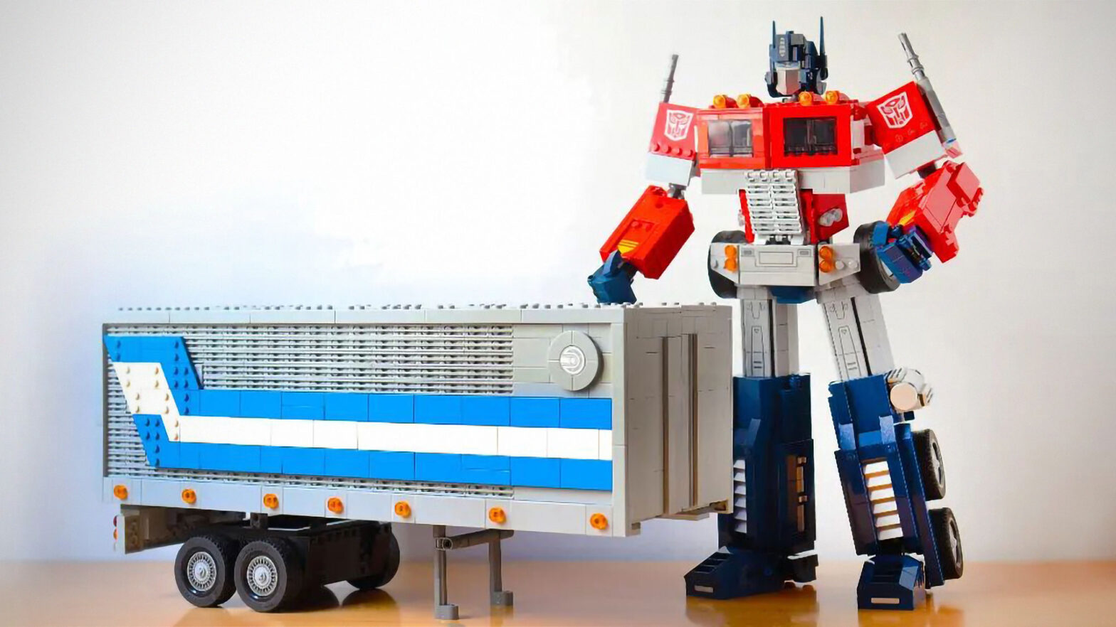 LEGO Enthusiast Show How He Built A LEGO Trailer For LEGO Optimus Prime