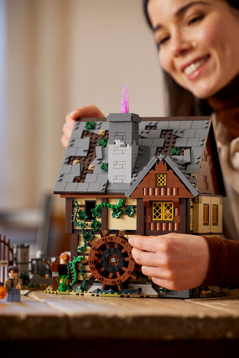 LEGO Ideas Disney Hocus Pocus: The Sanderson Sisters’ Cottage (21341)