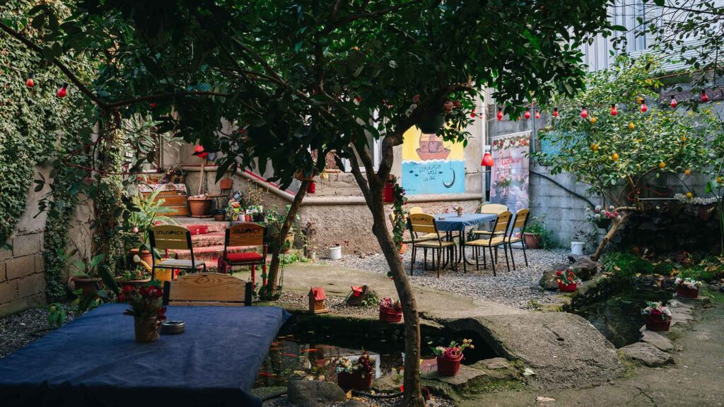 How to Decorate a Communal Yard With Your Neighbors