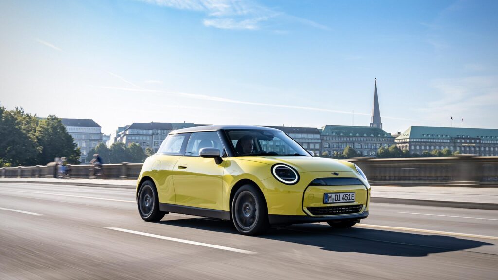 2024 MINI Cooper E in Classic Trim