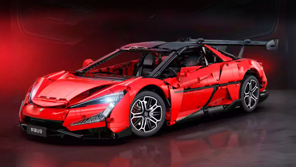 CaDA 1:8 Scale Yangwang U9 Building Set