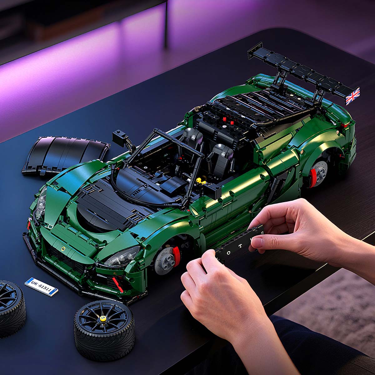 CaDA 1:8 Scale Lotus Exige Cup 430 (C61511)