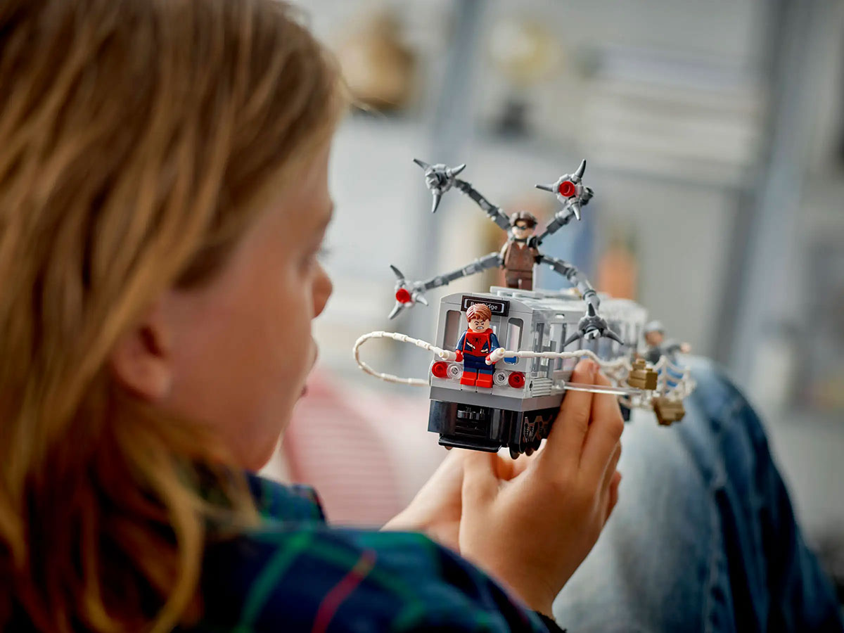 LEGO Marvel Spider-Man vs. Doc Ock Subway Train Scene (76321)