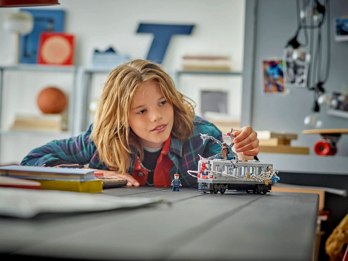 LEGO Marvel Spider-Man vs. Doc Ock Subway Train Scene (76321)