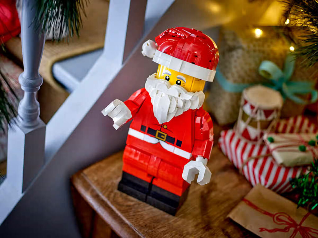 LEGO Up-scaled Santa Minifigure (40820)