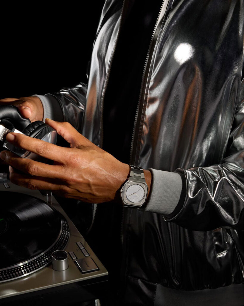 Bell & Ross BR-05 Grey Mirror Steel with mirror-polished dial and integrated stainless steel bracelet