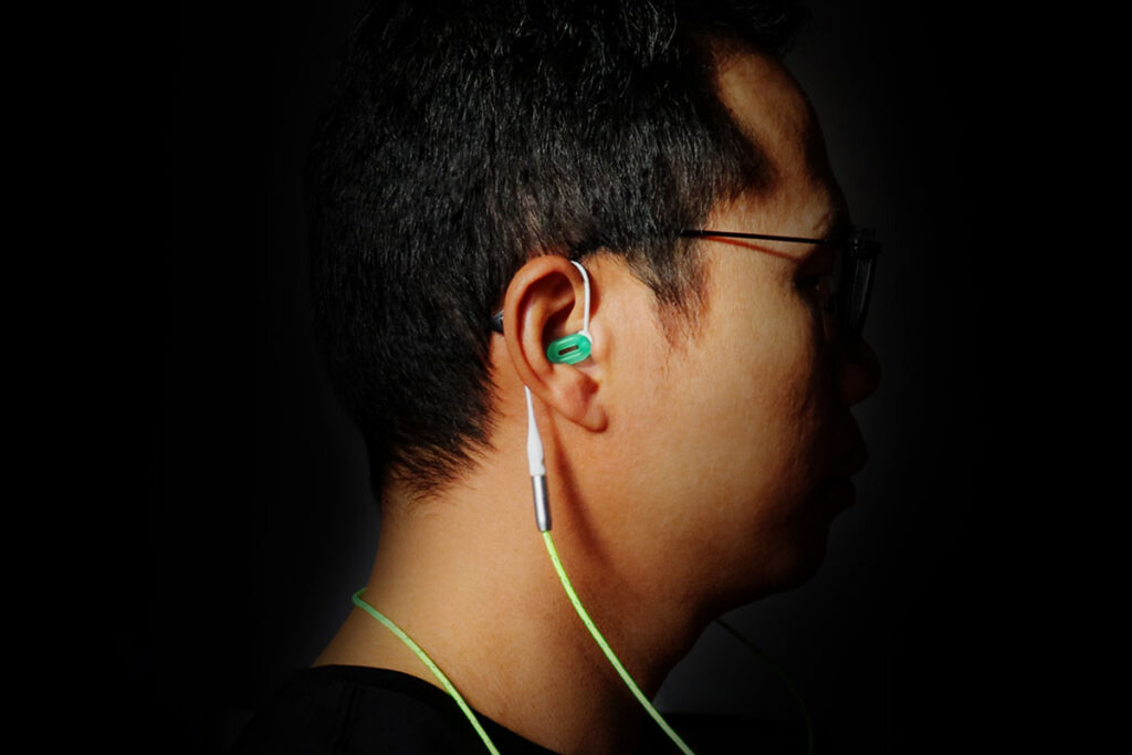 Saccater Luna glow-in-the-dark modular concert earplug set illuminated in a dark environment