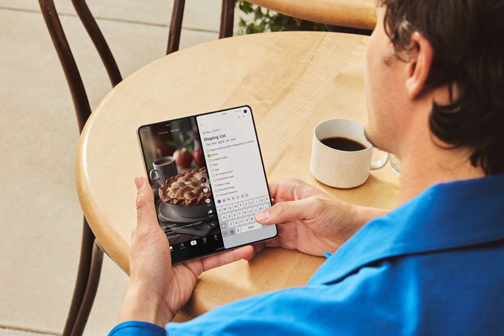 Motorola razr fold Smartphone