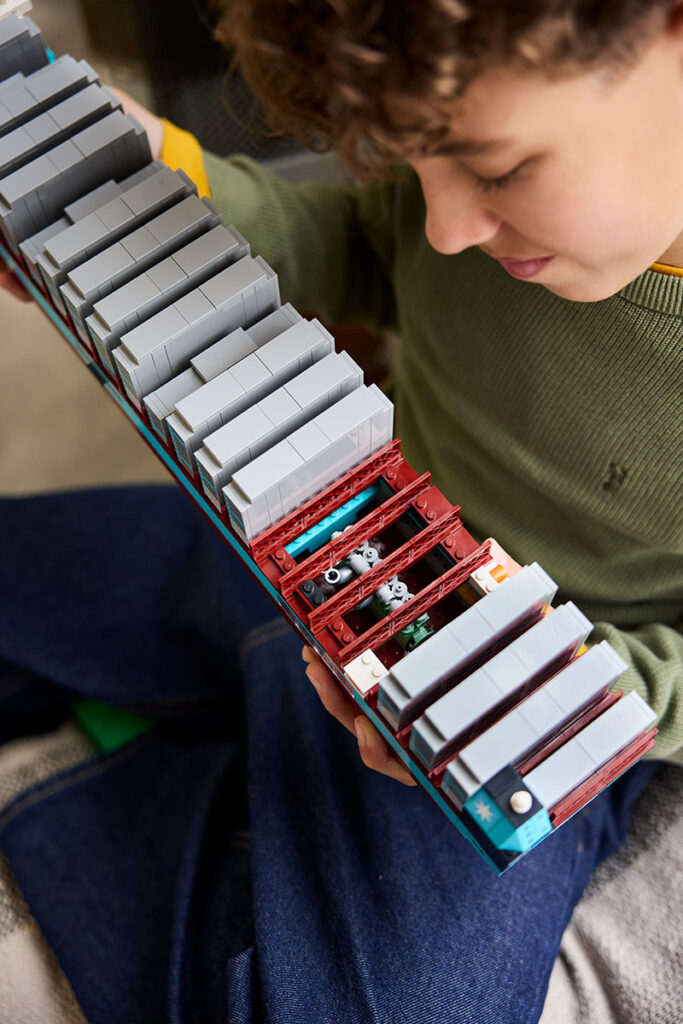 LEGO Maersk Dual-Fuel Container Vessel 40955