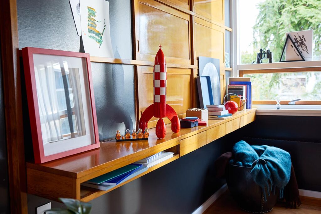 LEGO Ideas Tintin Moon Rocket 21367 red and white checkered rocket with Tintin characters and Snowy figure