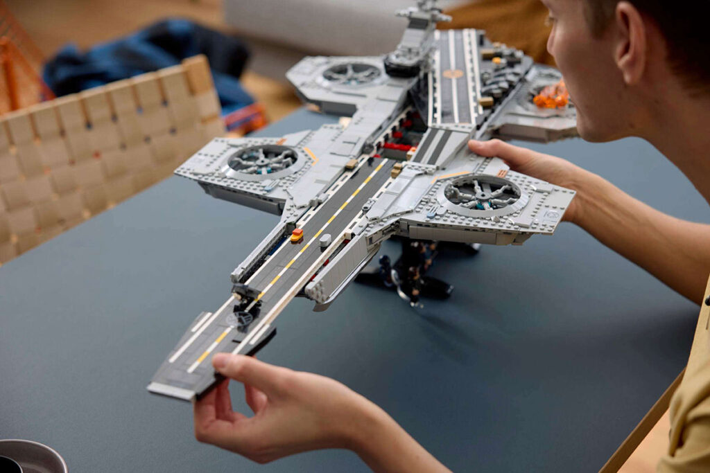 LEGO Marvel S.H.I.E.L.D. Helicarrier 76354 set with Quinjet runway and minifigure display stand