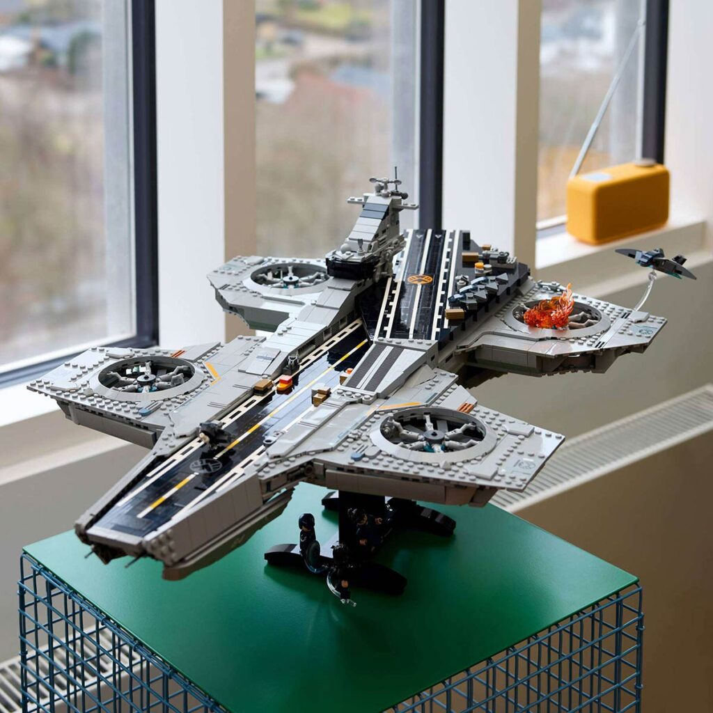LEGO Marvel S.H.I.E.L.D. Helicarrier 76354 set with Quinjet runway and minifigure display stand