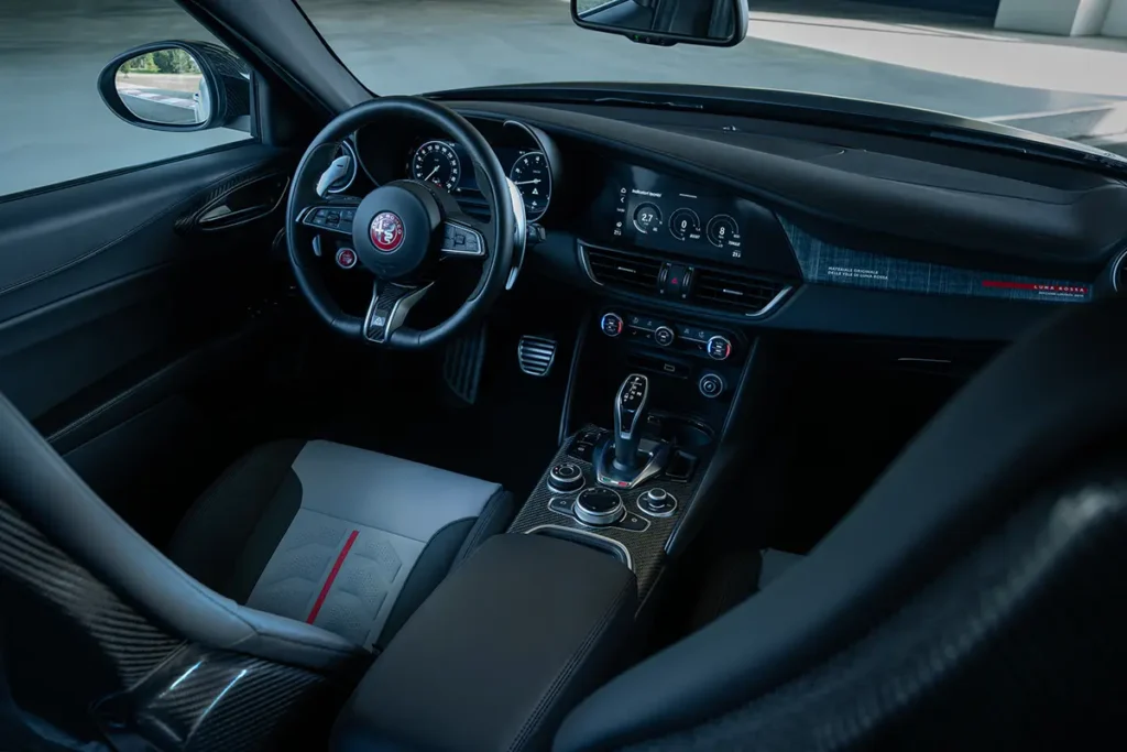 Alfa Romeo Giulia Quadrifoglio Luna Rossa