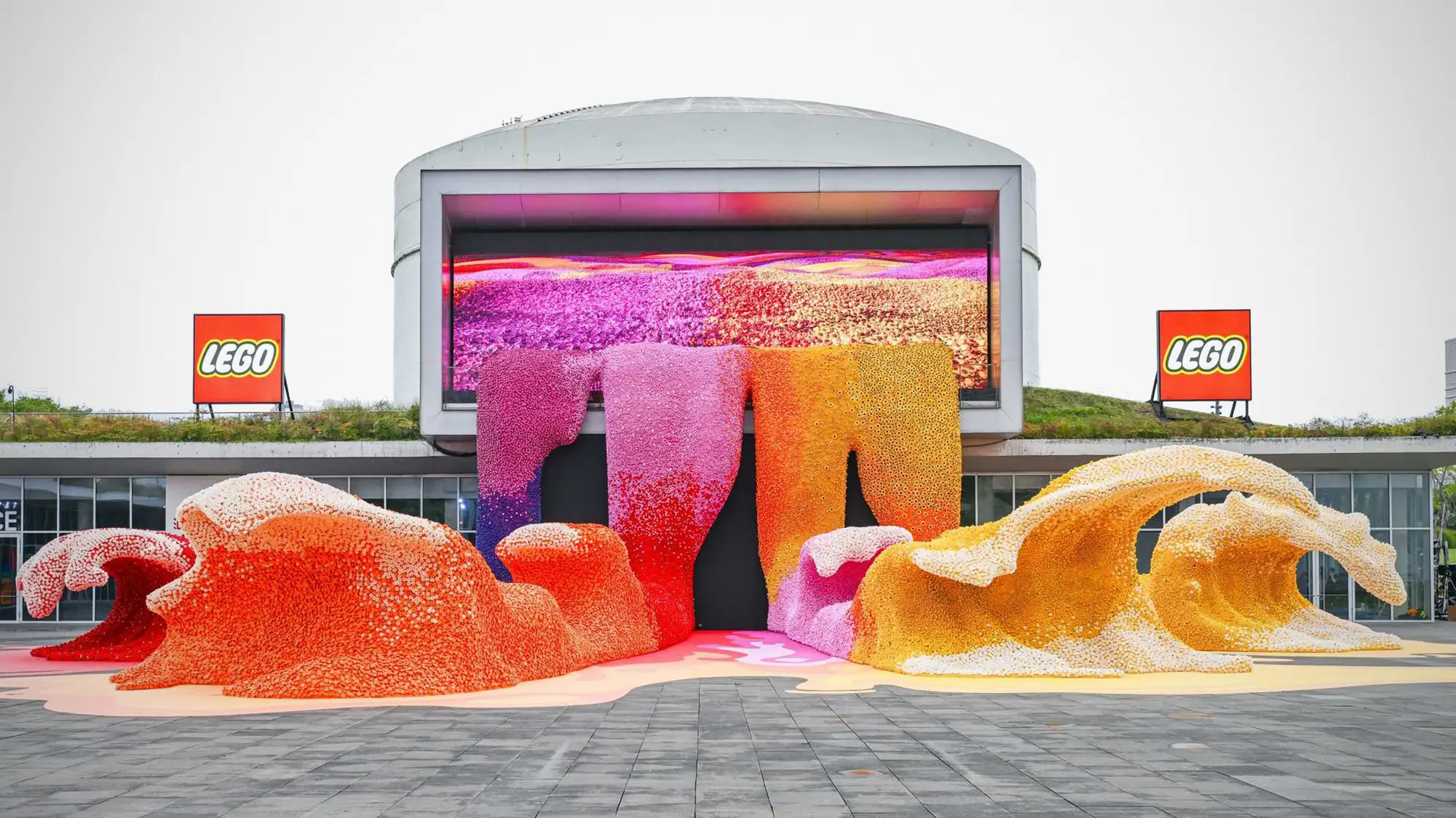 30-metre Wave of LEGO Botanicals Blooms