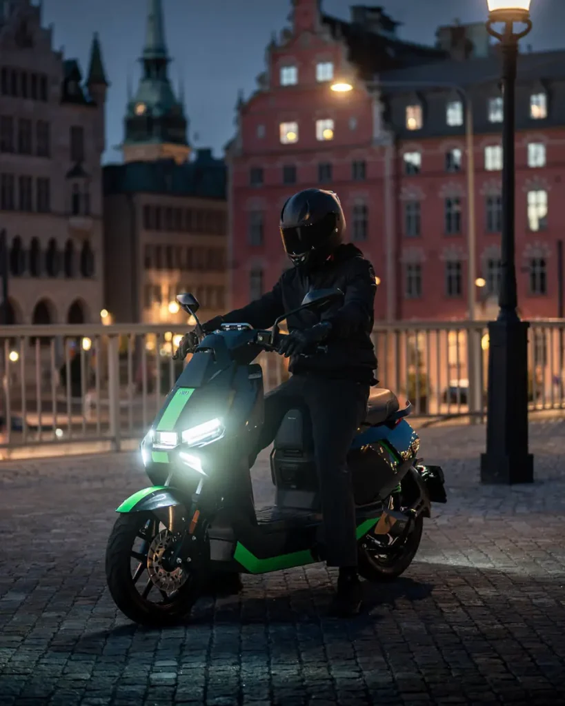 Niu FQiX x Razer Special Edition Electric Scooter
