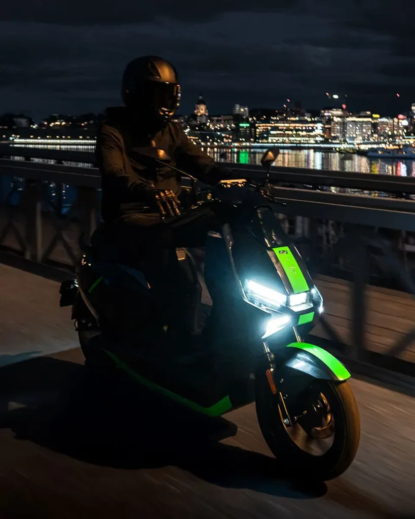 Niu FQiX x Razer Special Edition Electric Scooter